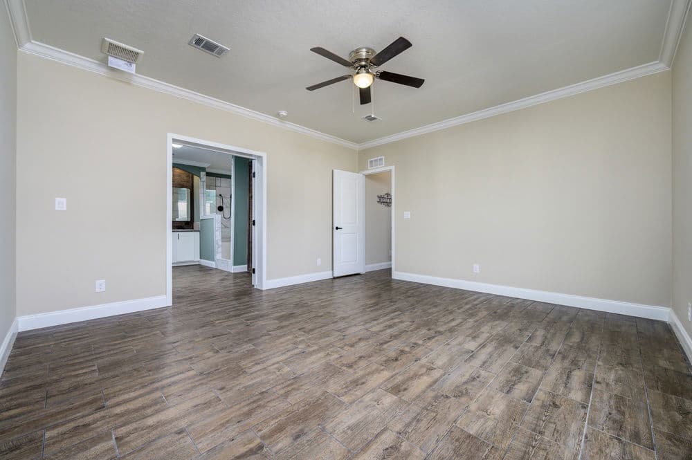 Marathon interior home features