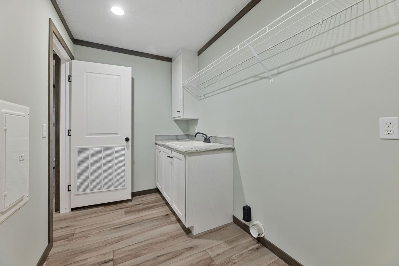 Hemos 28524b interior home features