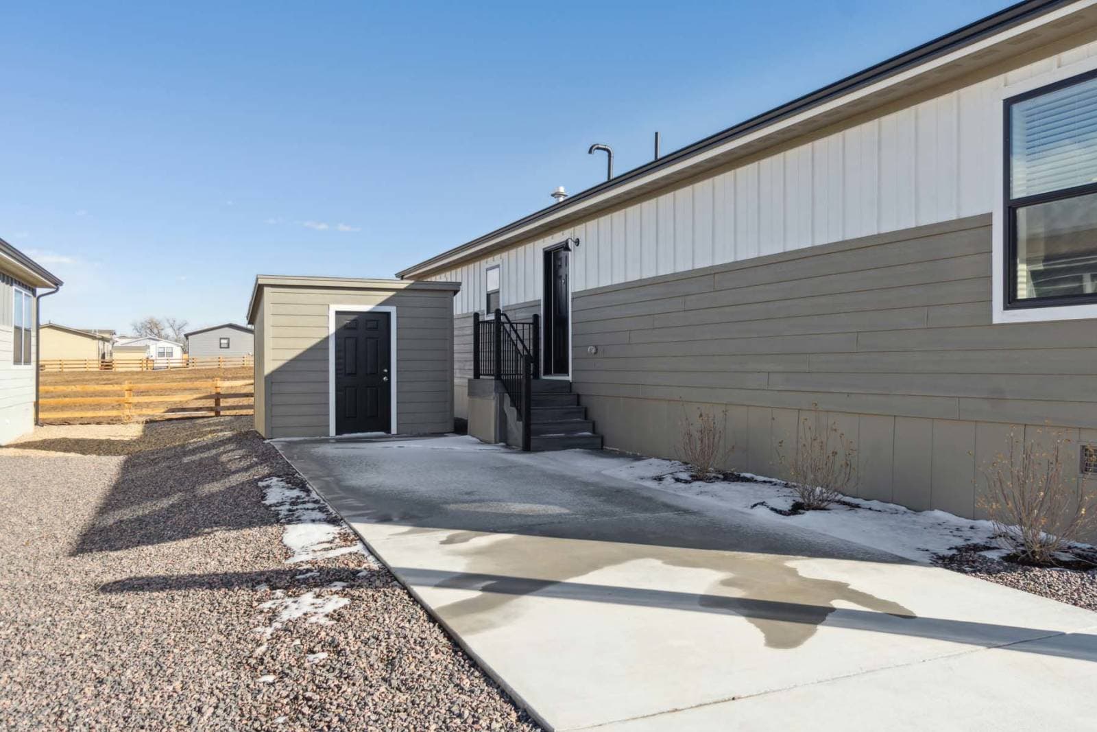 Aurora-e exterior home features