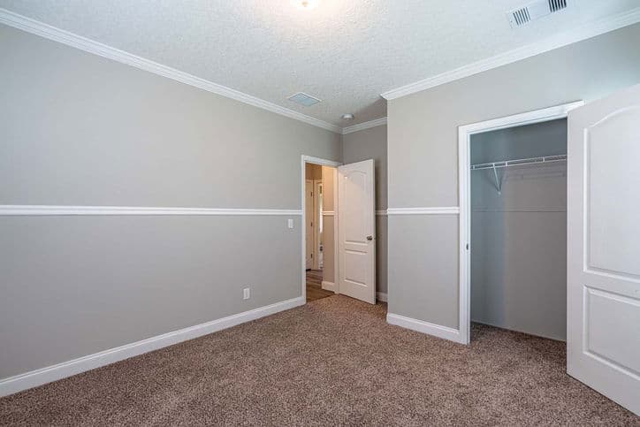 Thomas 32663b bedroom home features