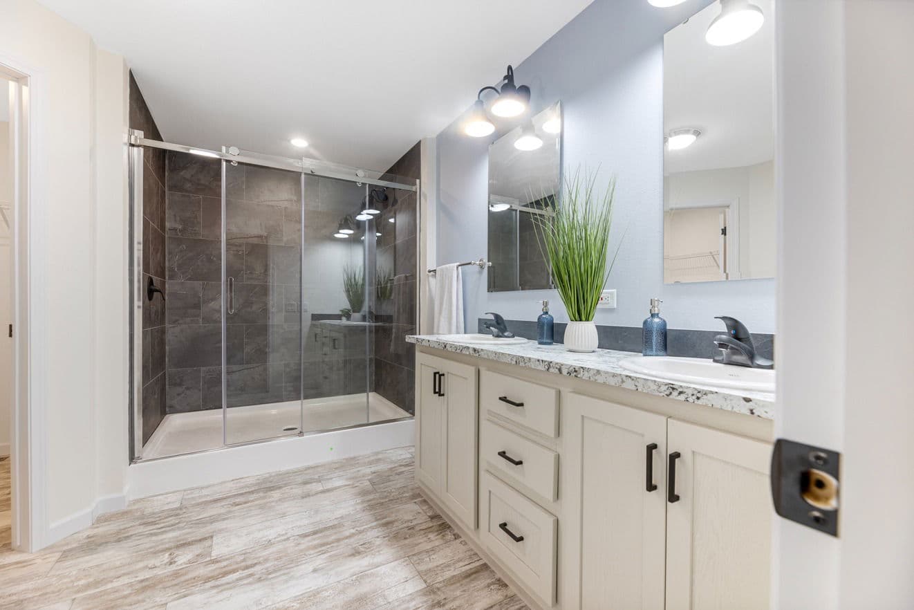 The mille lacs 184051 bathroom home features