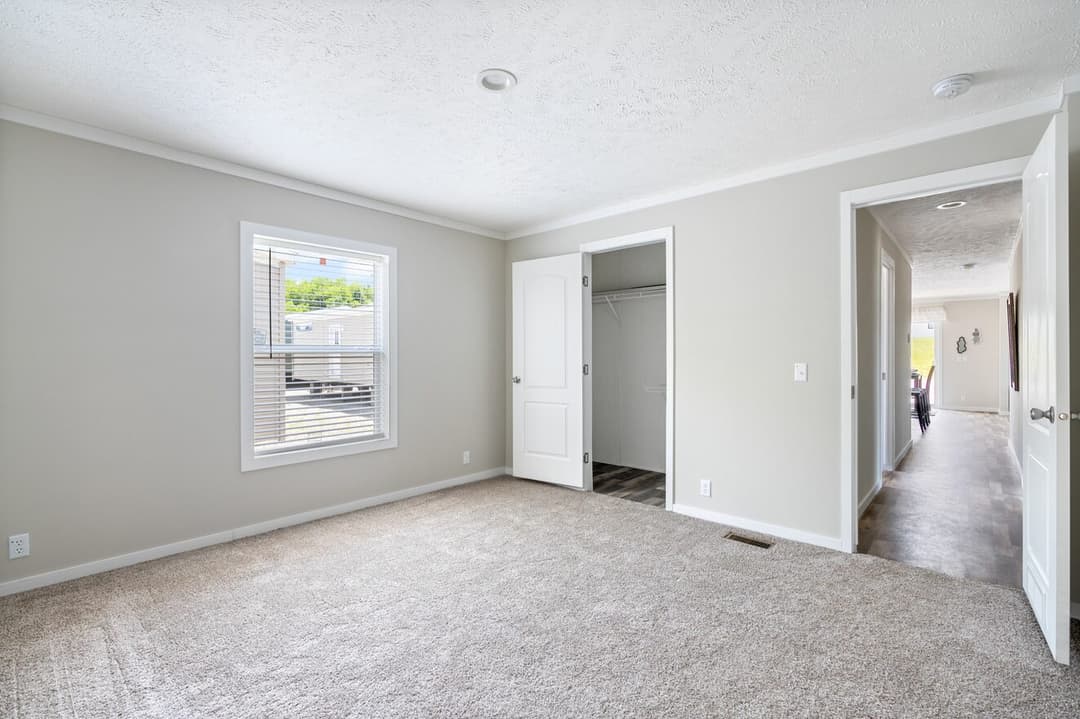 Uproar 28483u bedroom home features