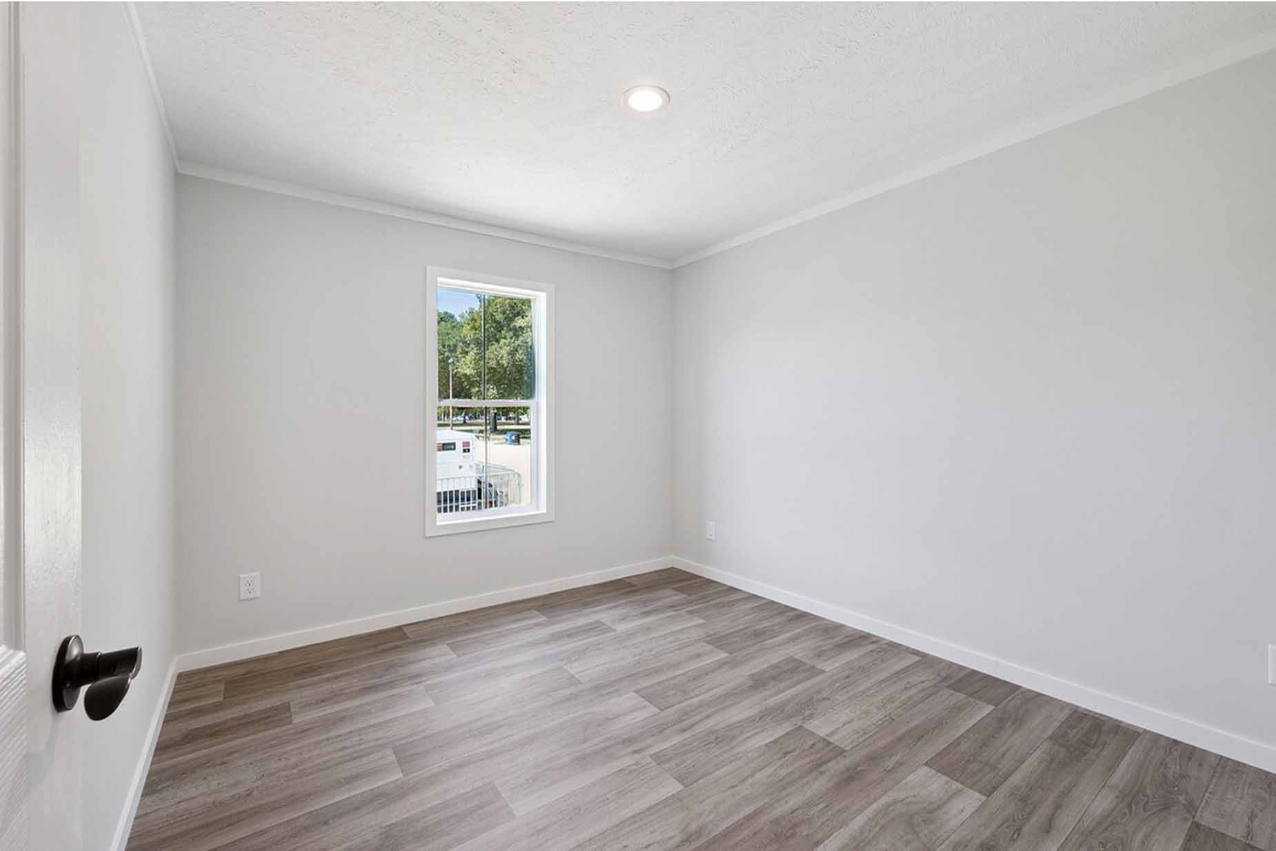 Axis 32563n bedroom home features