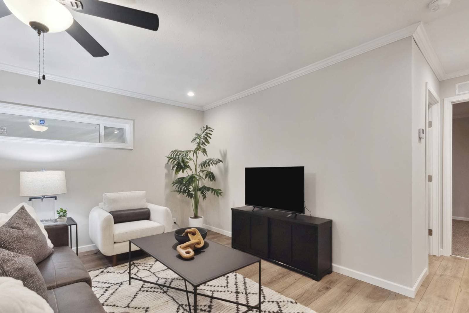 C819 interior home features