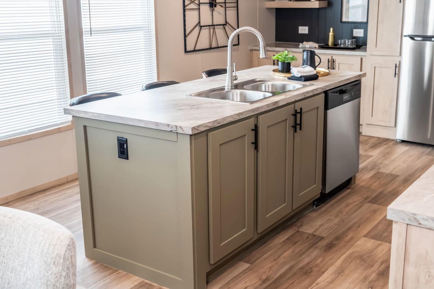 Rainier kitchen home features