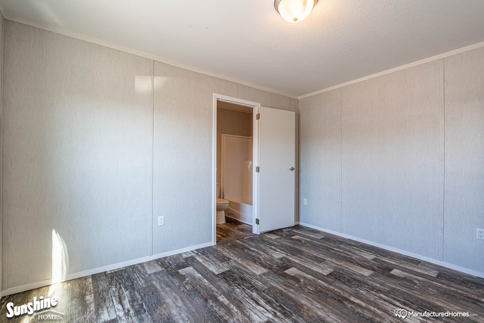 Arc1470-7000 bedroom home features