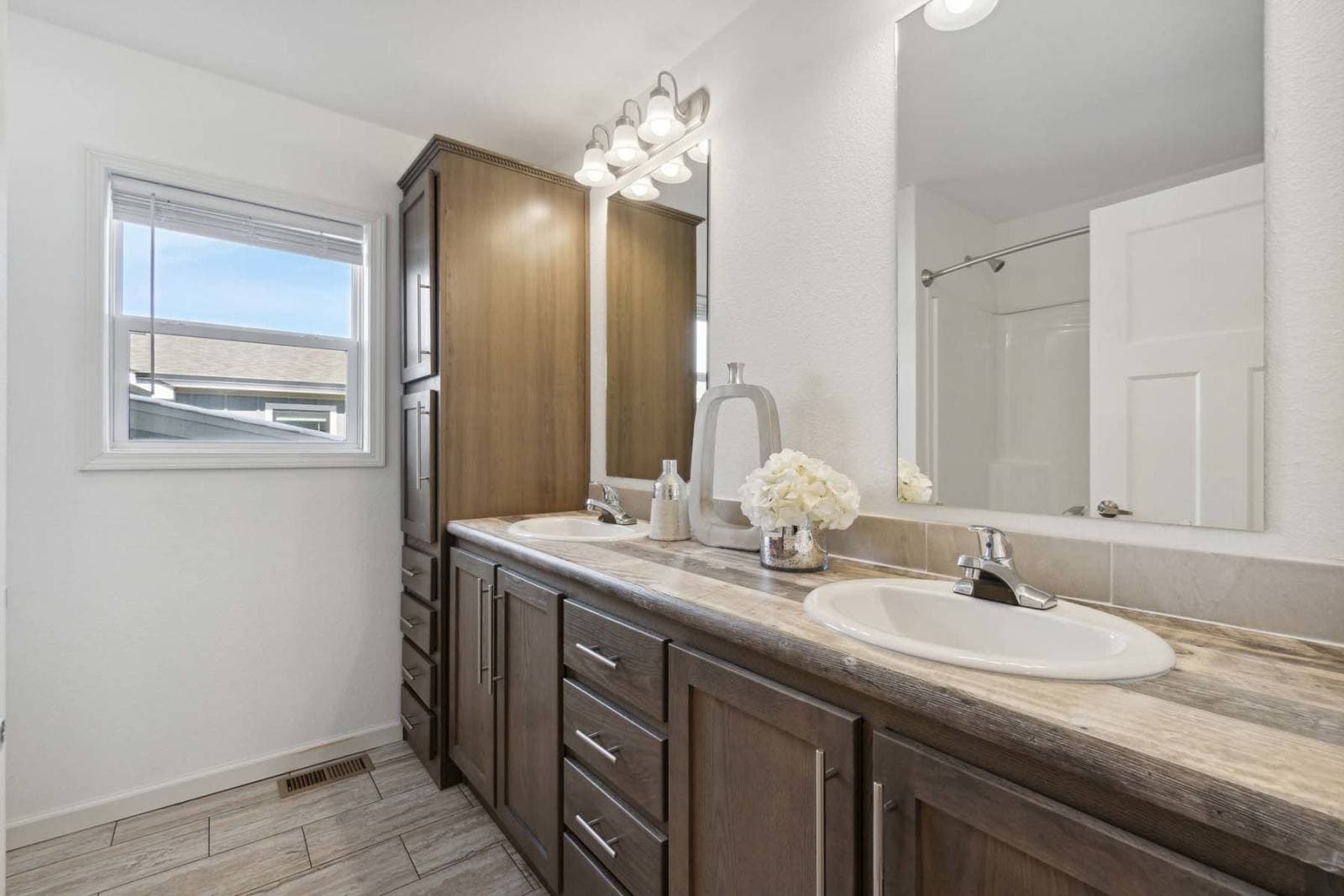 Aurora-e bathroom home features