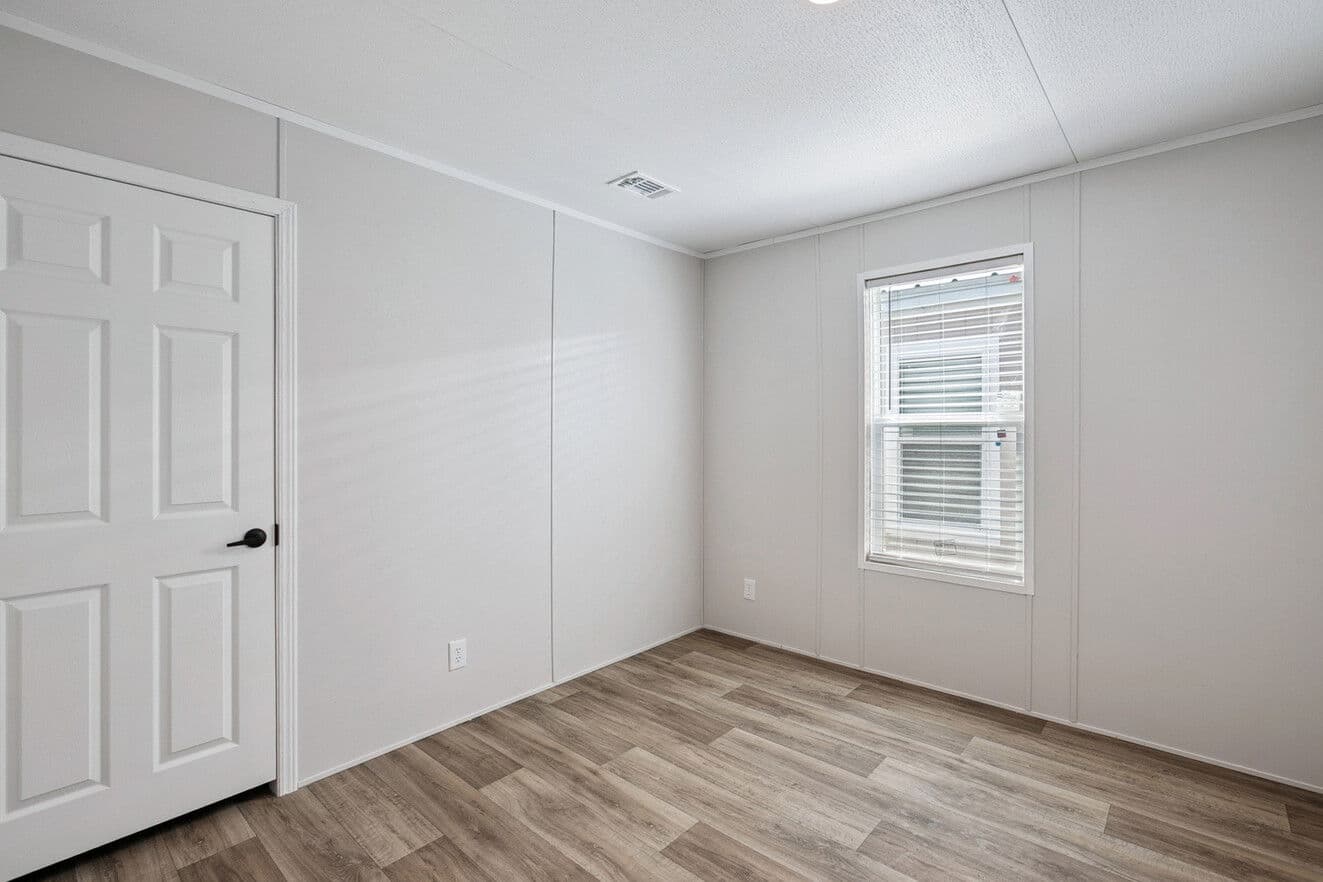 Valor 16763n bedroom home features