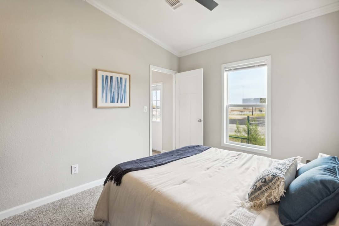 Titan extreme 1656h bedroom home features