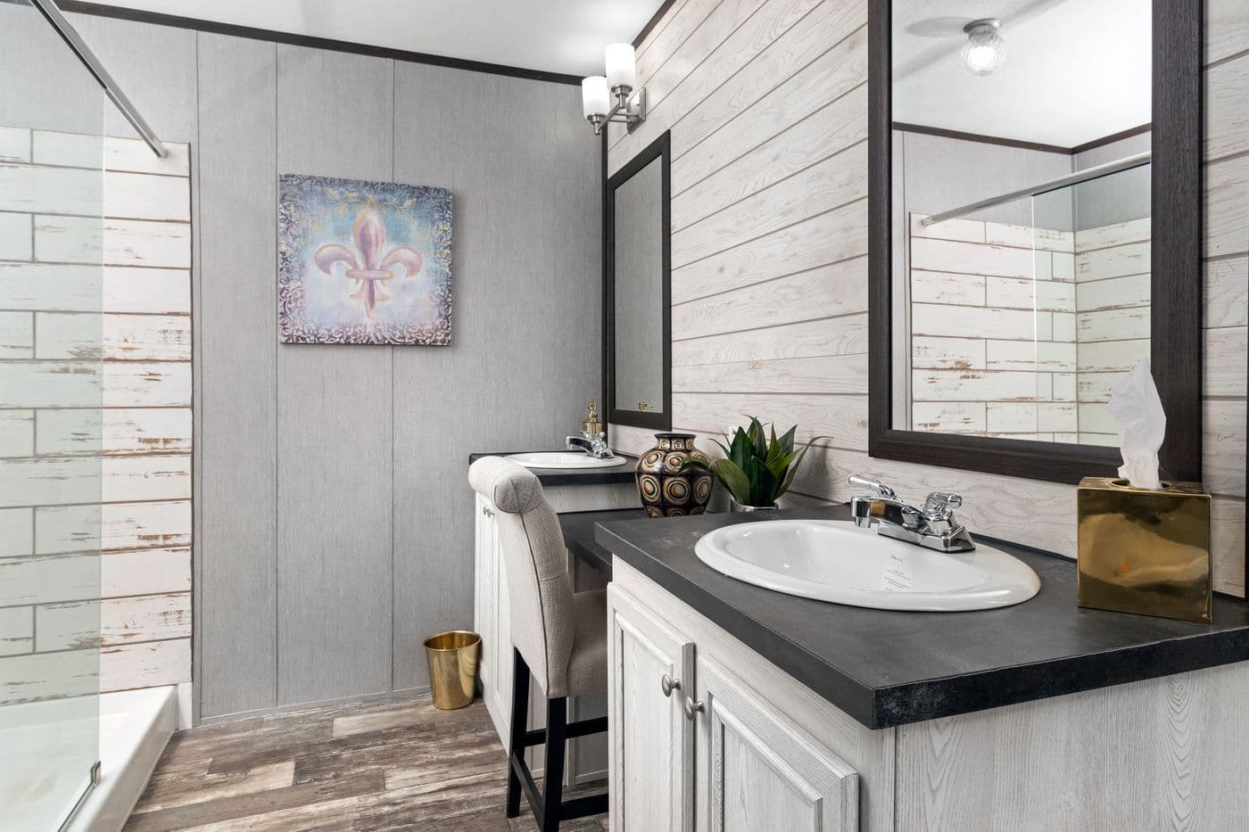 The seaside bathroom home features