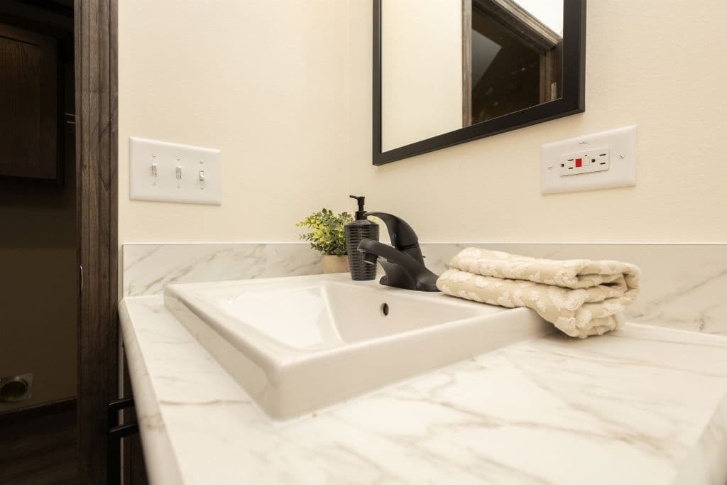 1w1048-v bathroom home features