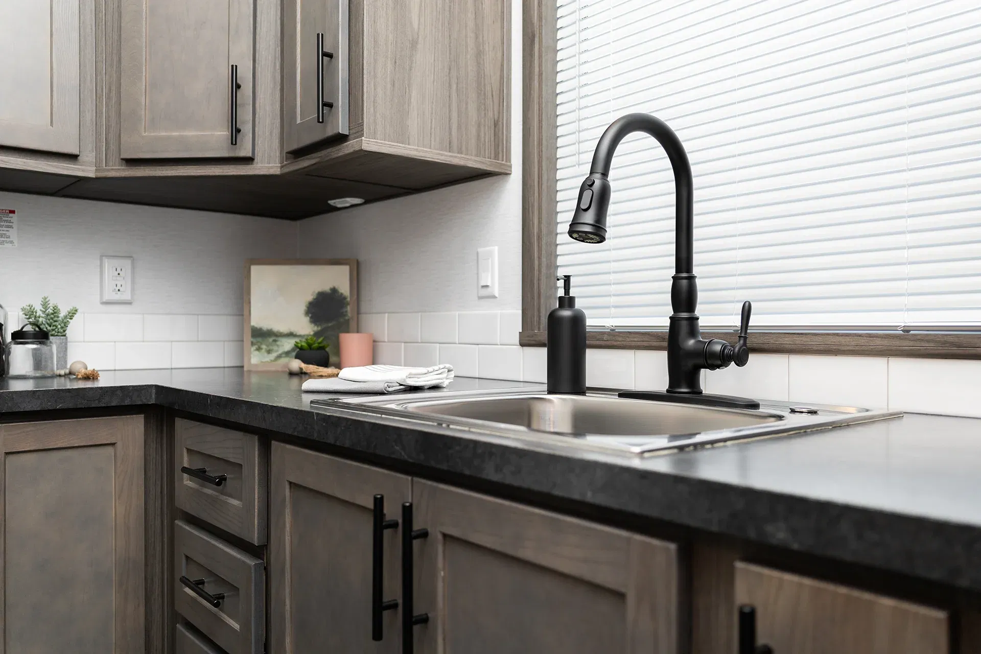 Canvas 7001 kitchen home features