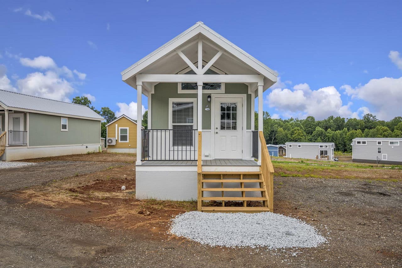 Park model 528 070 elevation and exterior home features