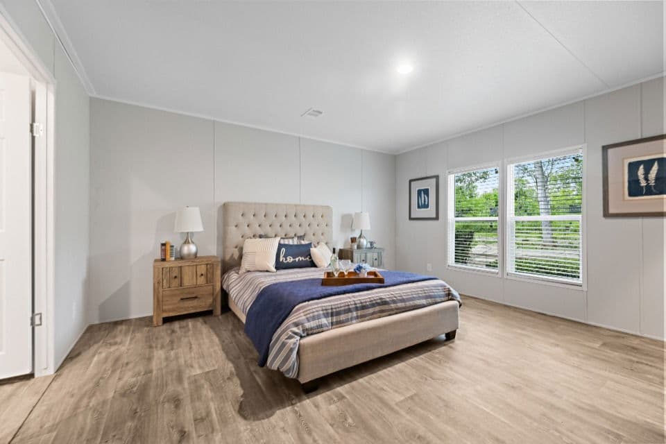 Pinnacle 32523p bedroom home features