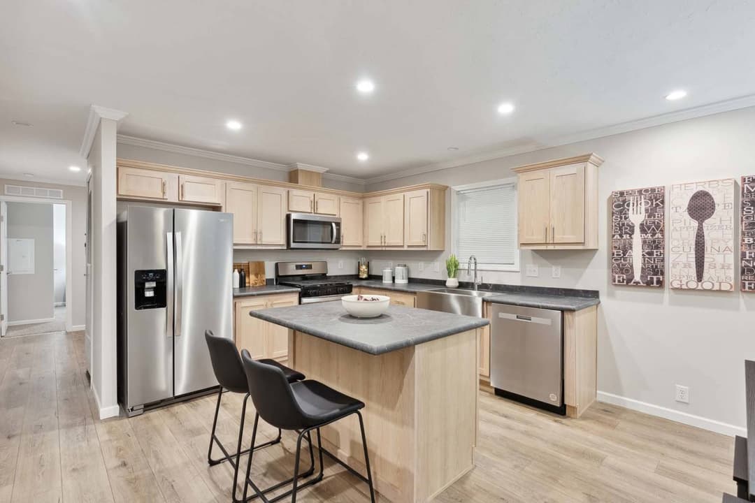 C819 kitchen and hero home features