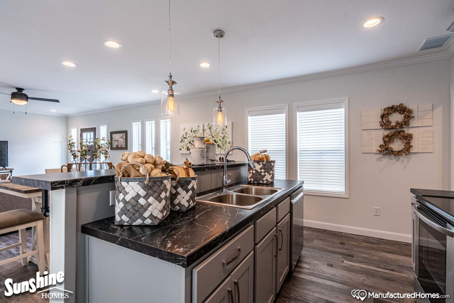 Pri1684-1021 kitchen home features