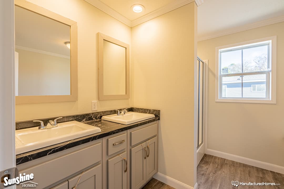 Pri1684-1009 bathroom home features