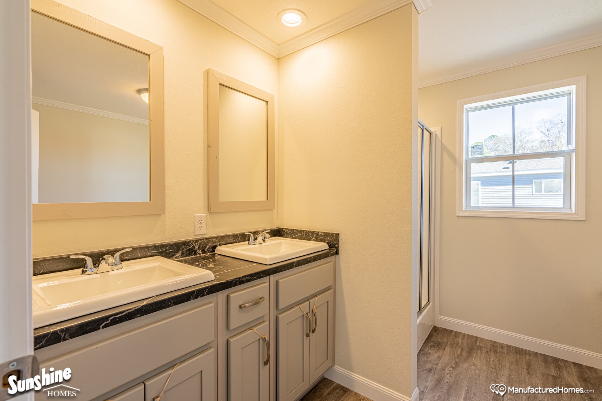 Pri1684-1009 bathroom home features