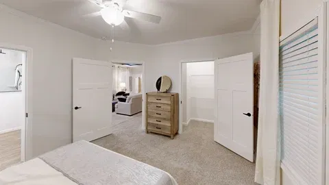 Mod4683z bedroom home features