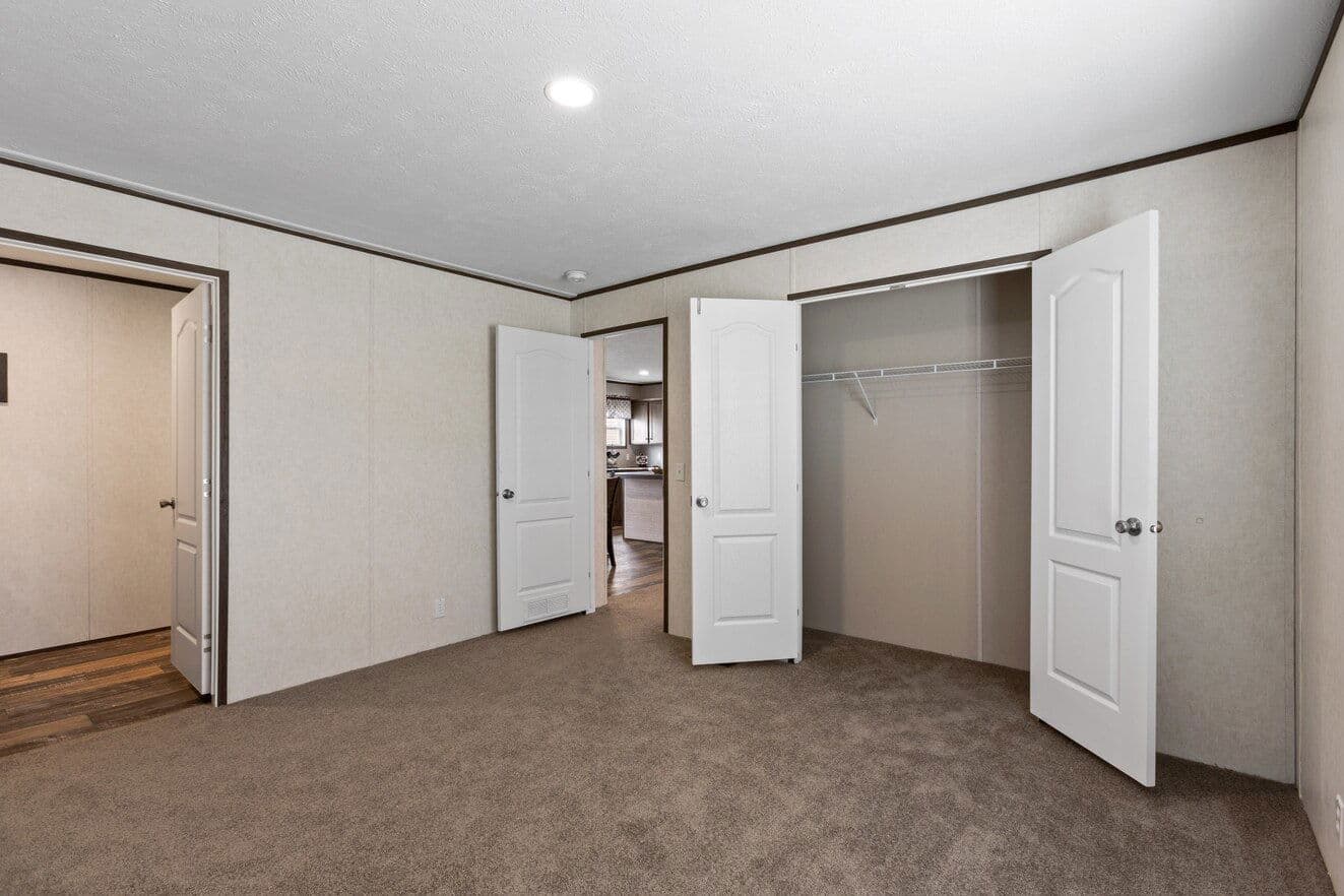 Express 28443w bedroom home features