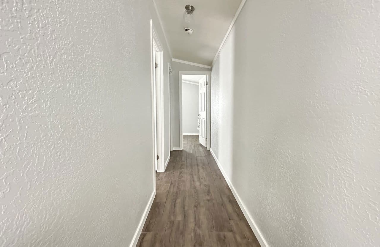 Emerald 16763b interior home features