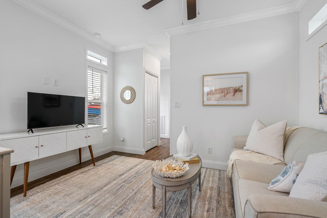 Daisy interior home features