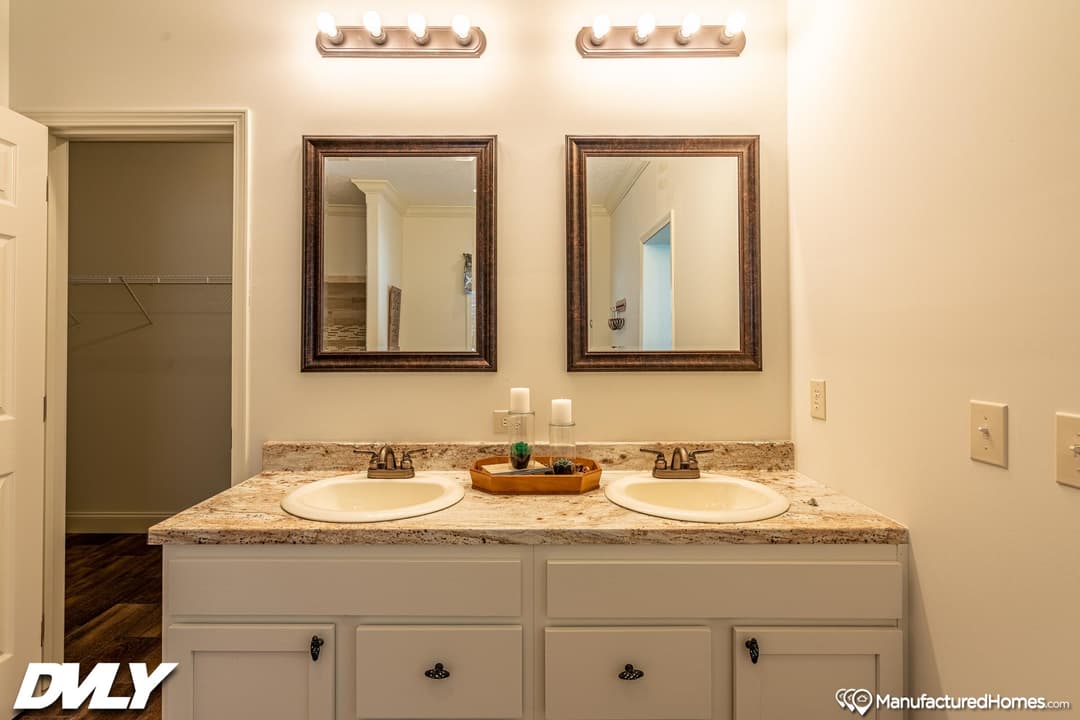 Orchard house (porch) bathroom home features