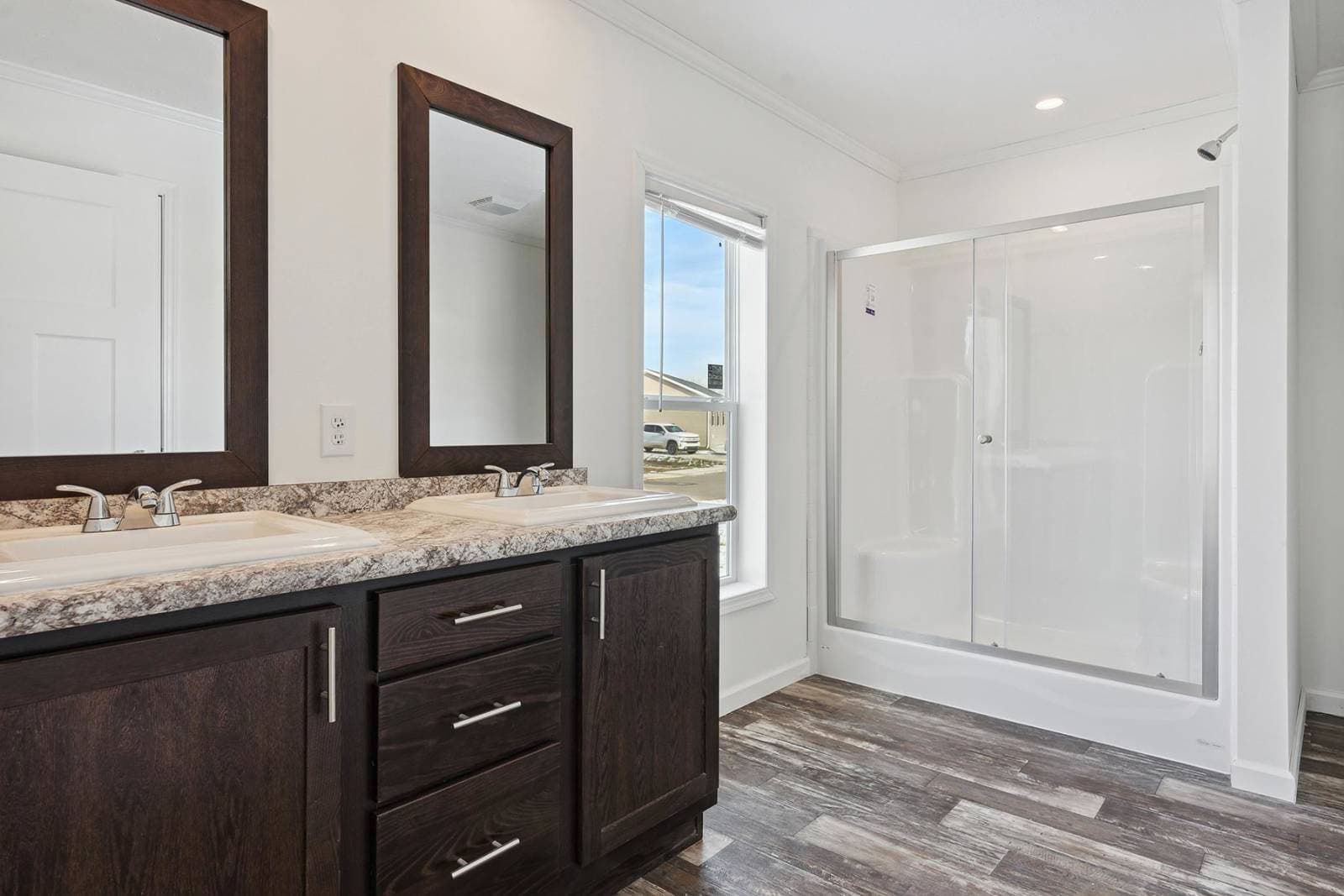 N675 bathroom home features