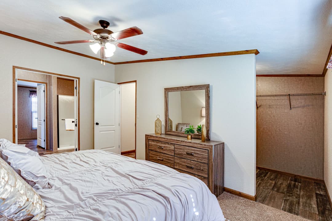 Heritage h-3264-32c bedroom home features