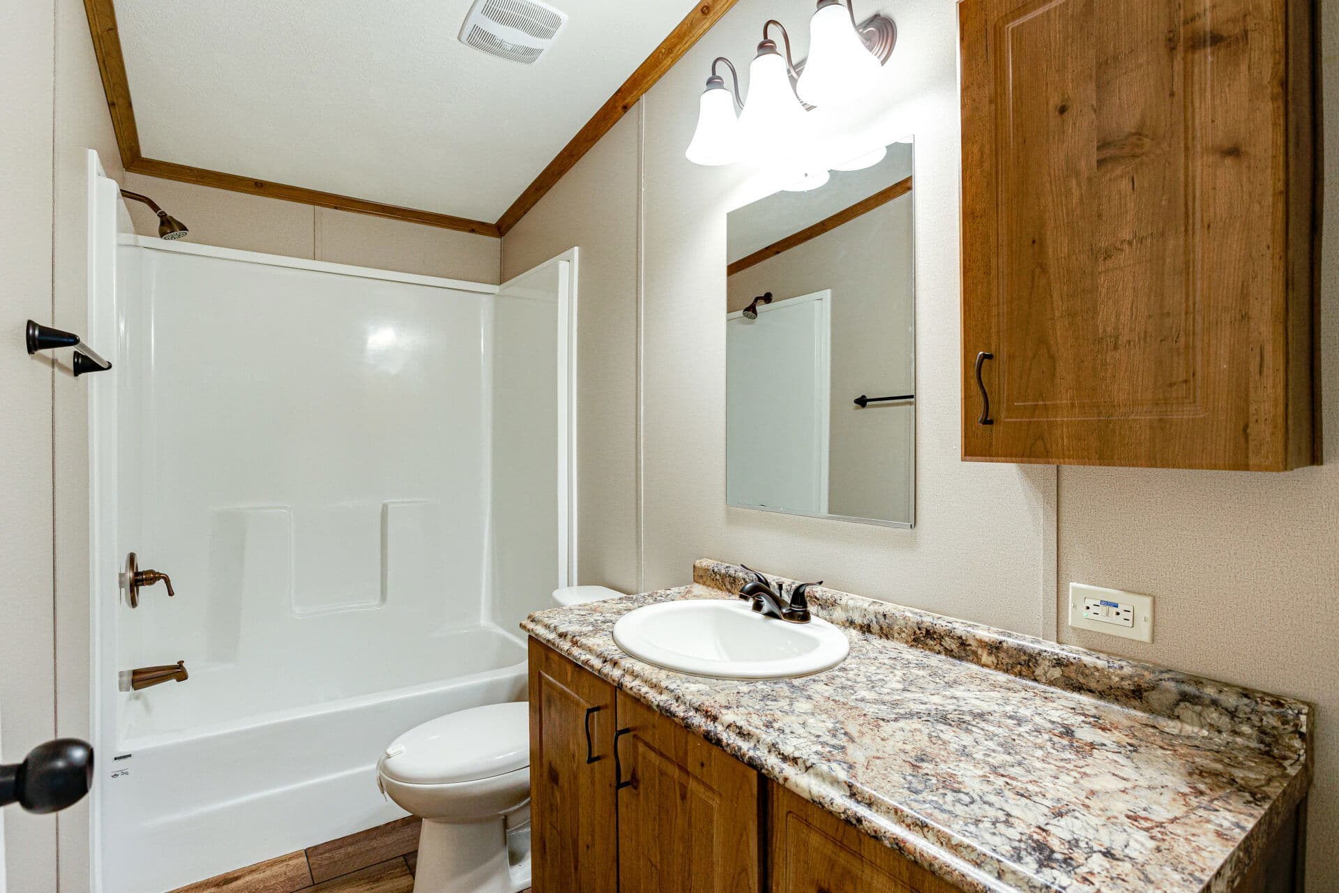 Doublewide s-28×56-32flp bathroom home features