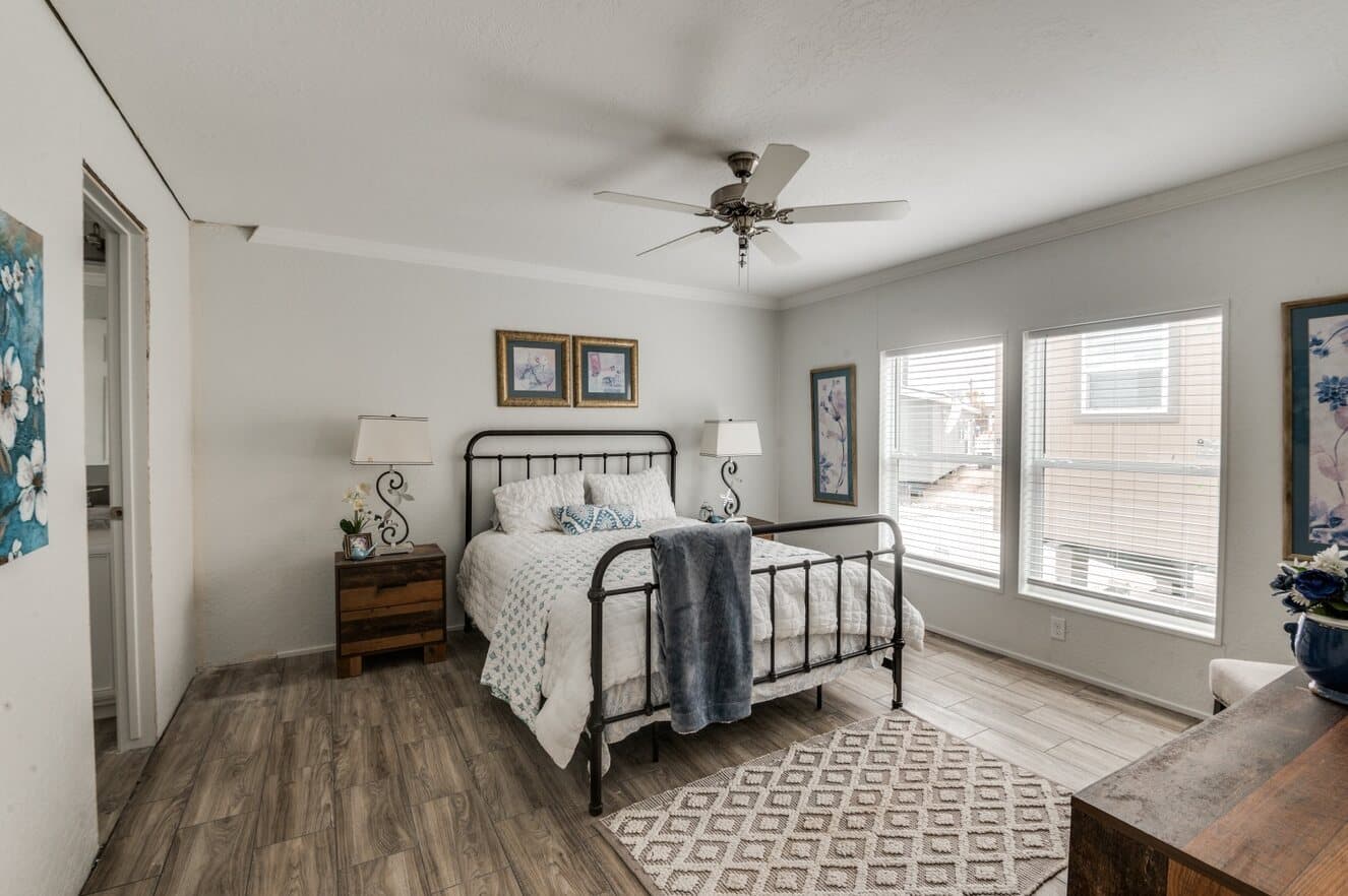 Emerald 28603a bedroom home features