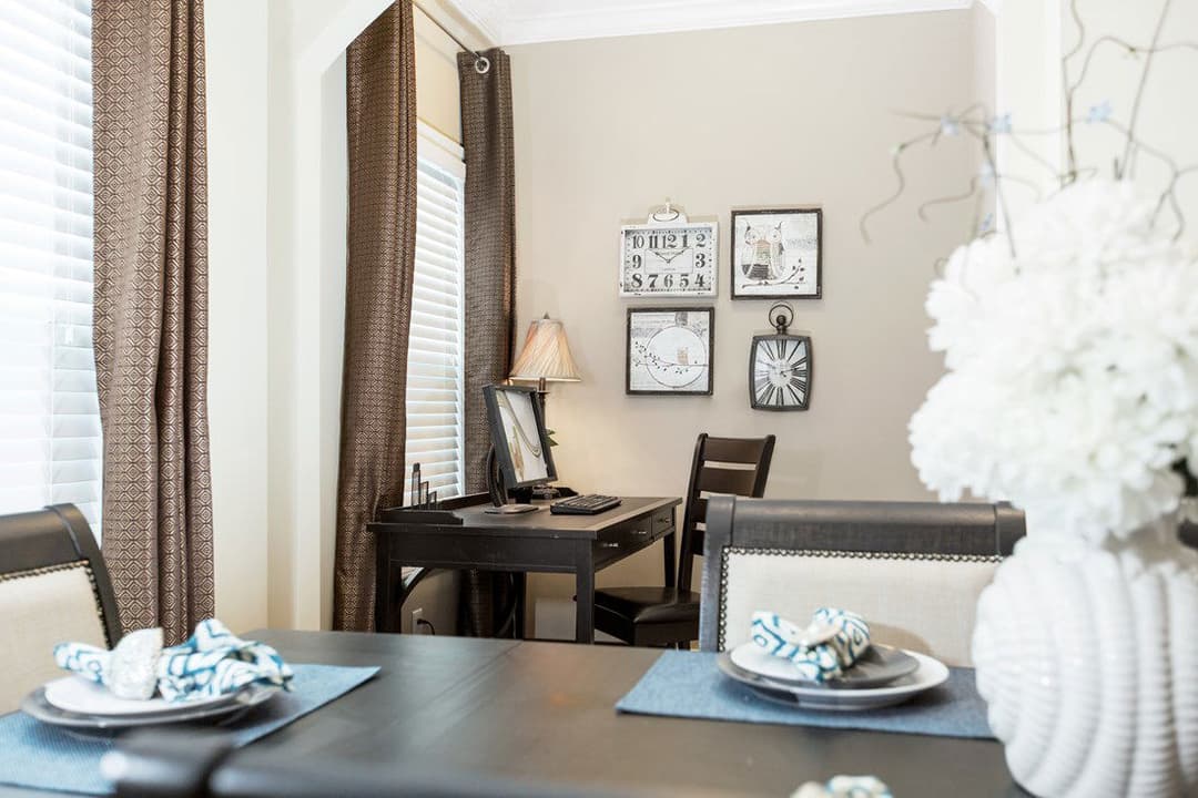 3533 jamestown interior home features