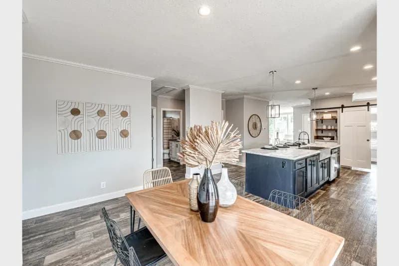 Genesis 9302 interior home features