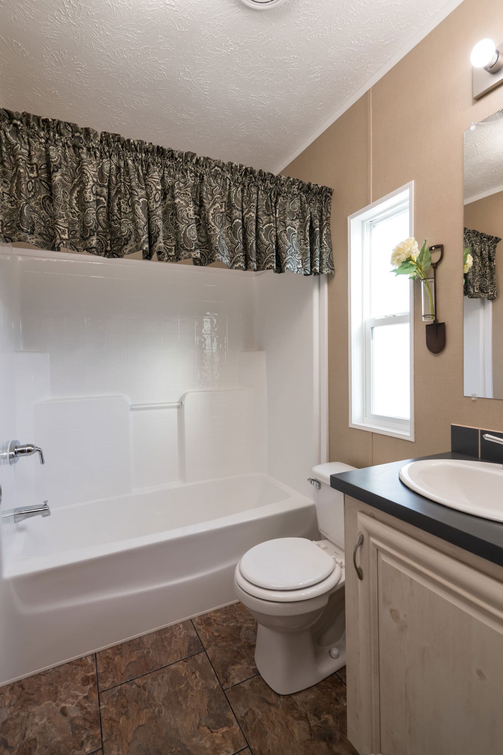 Md-109 bathroom home features