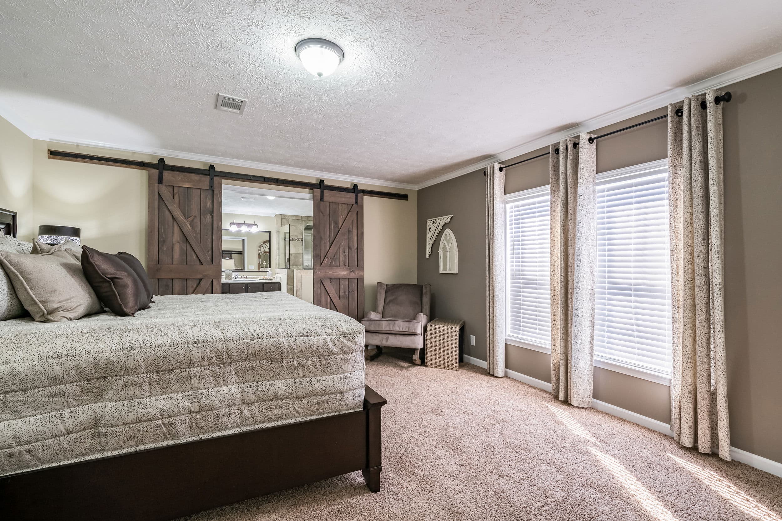 Kb-3244 bedroom home features