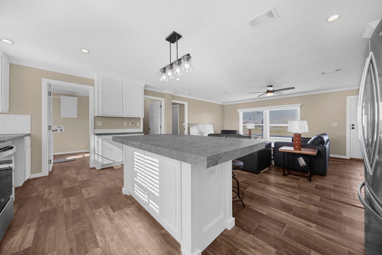 Sapphire 28663a kitchen home features