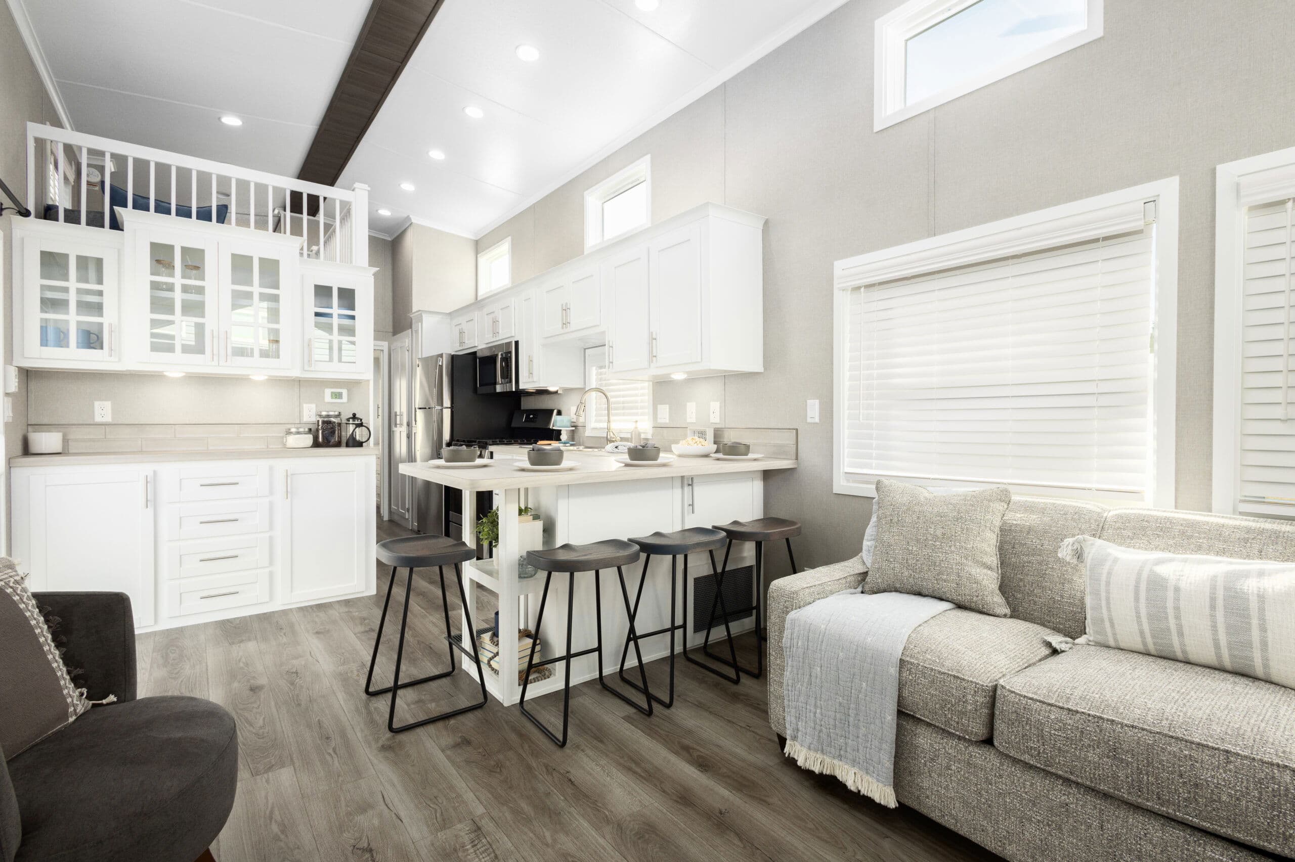 Lakeside 8104bk interior home features