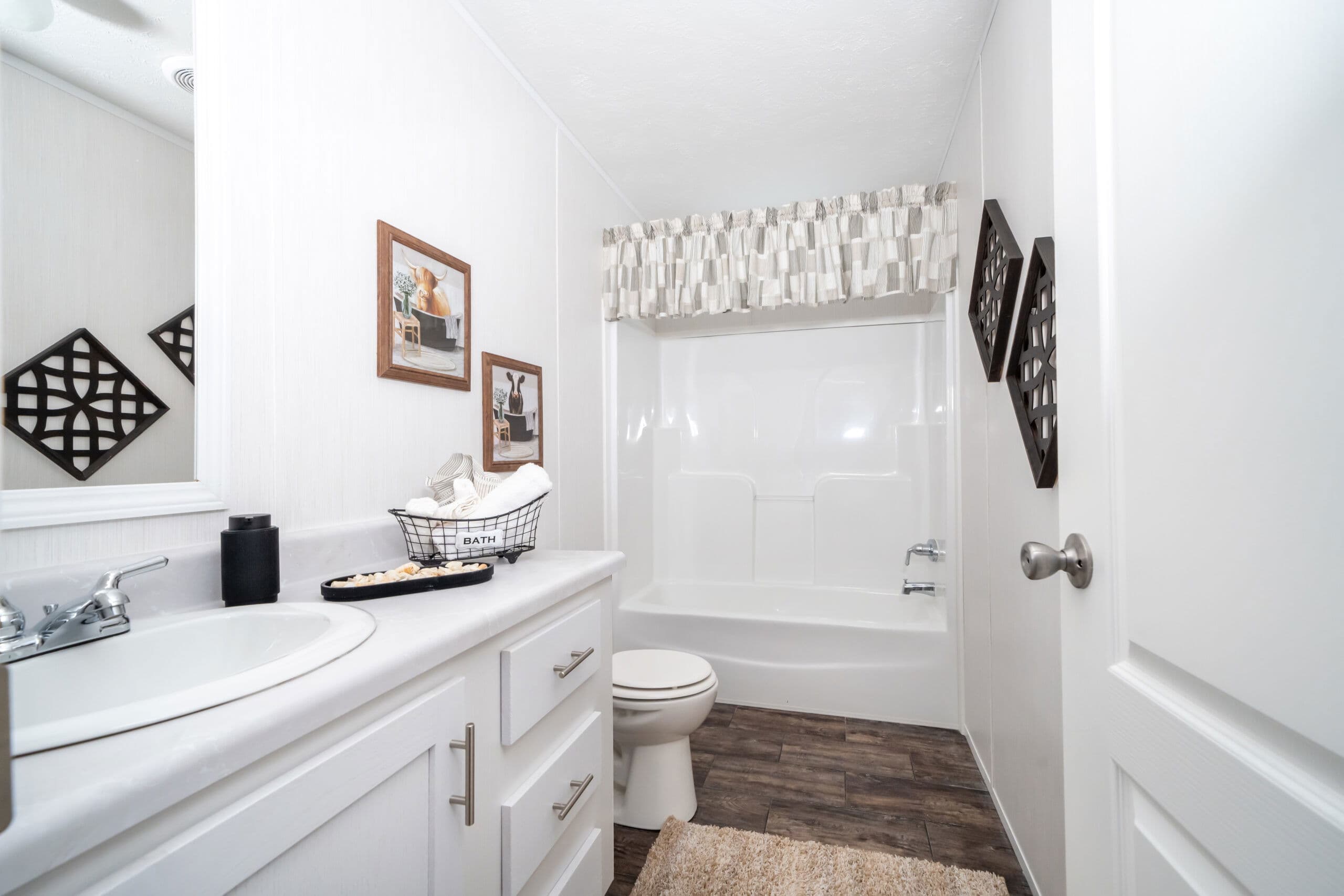 Md-53-32 bathroom home features