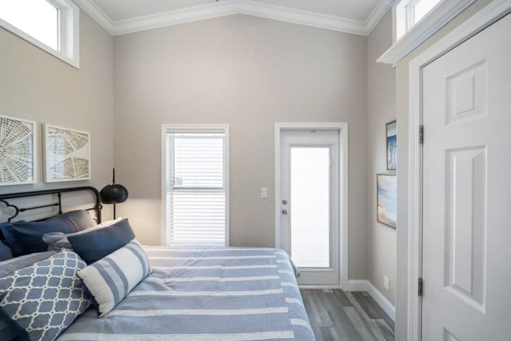 Eagle 11341a bedroom home features