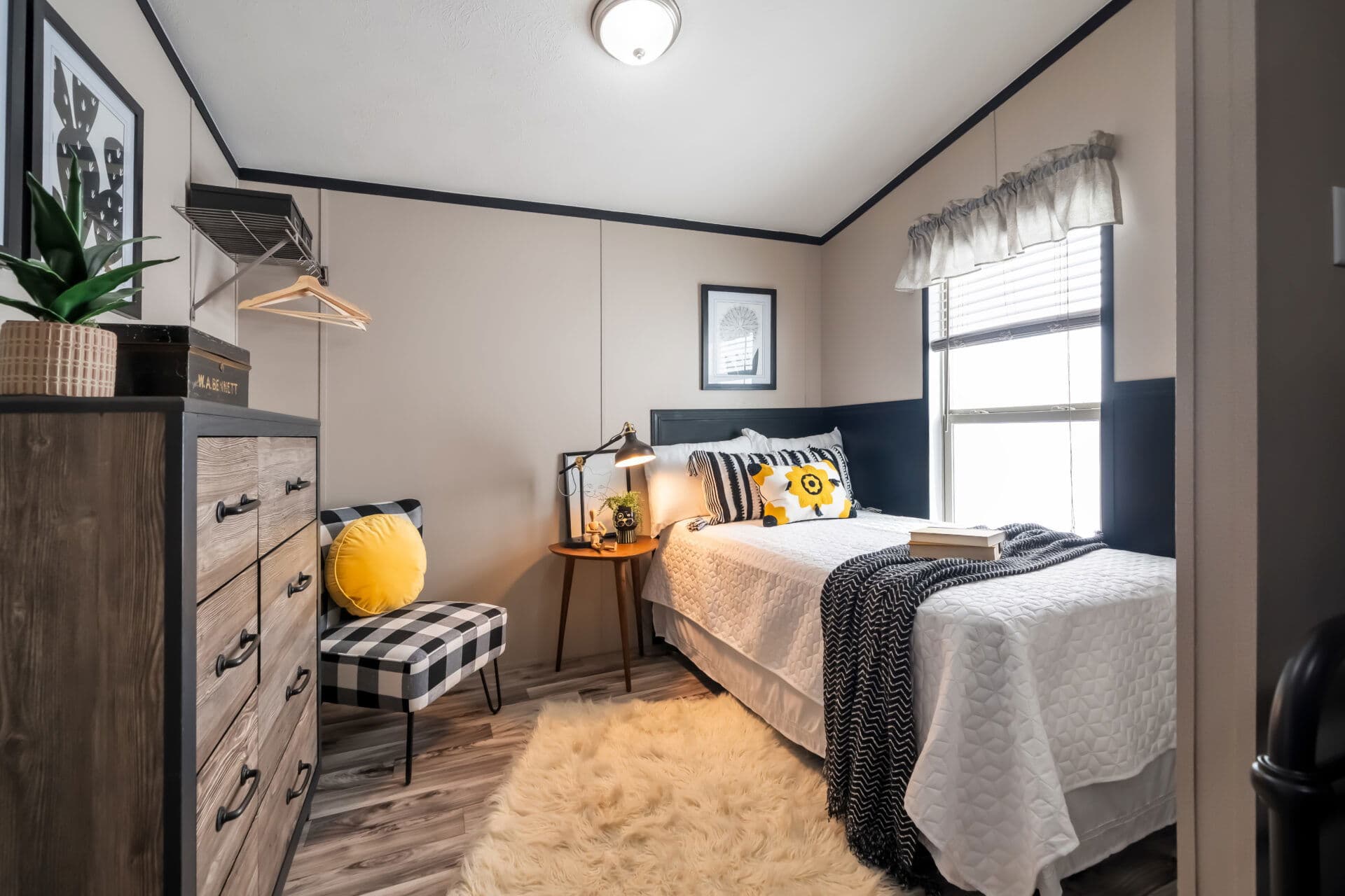 Singlewide h-16×72-32d shed bedroom home features