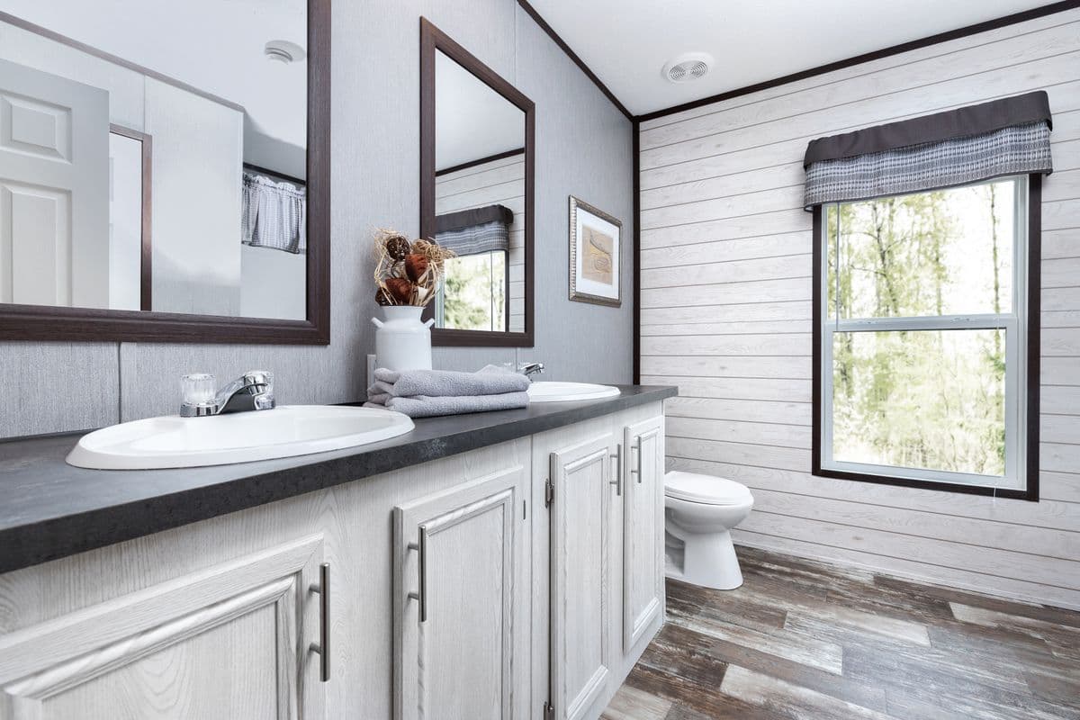 The shoreline bathroom home features