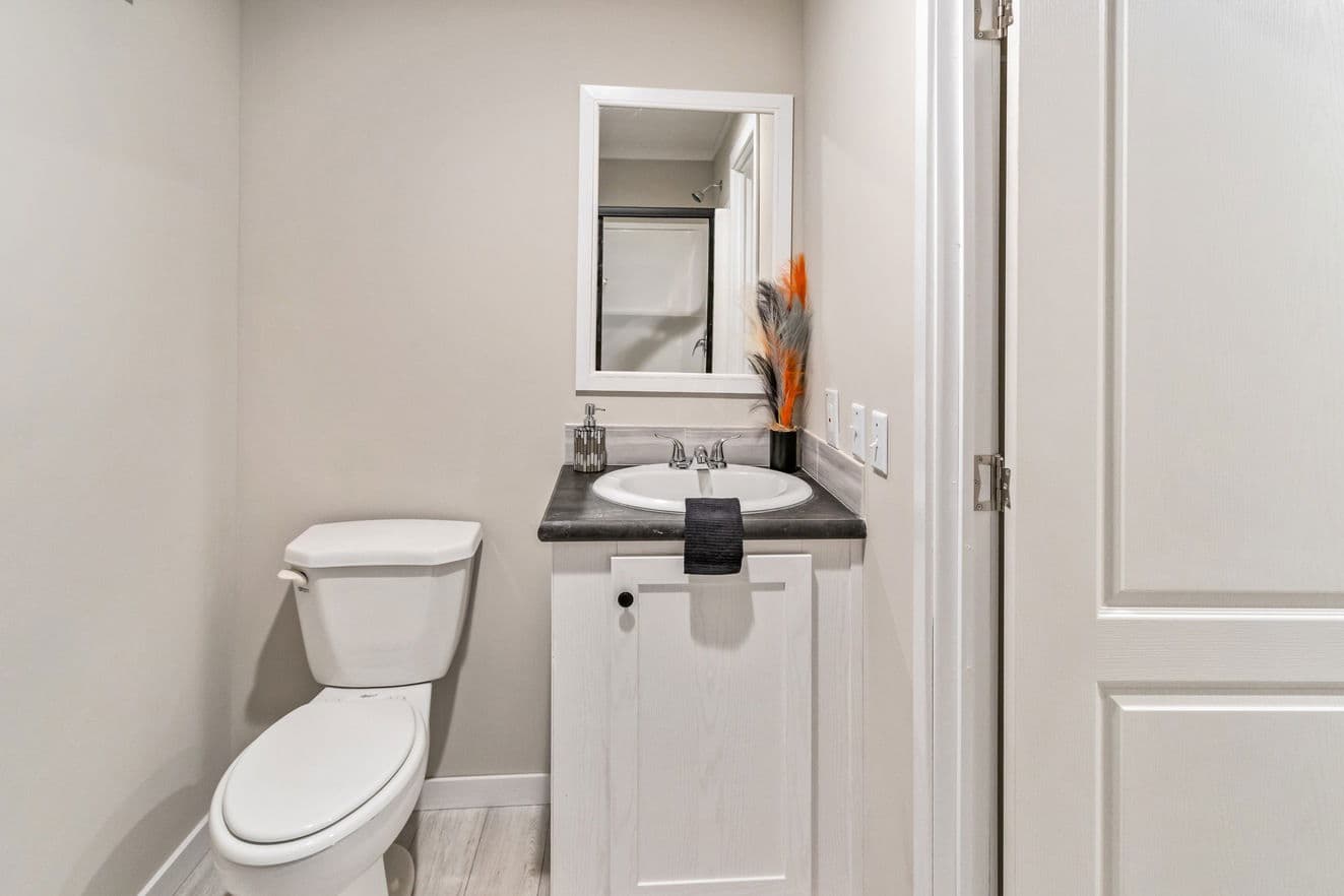 Urban 16462u bathroom home features