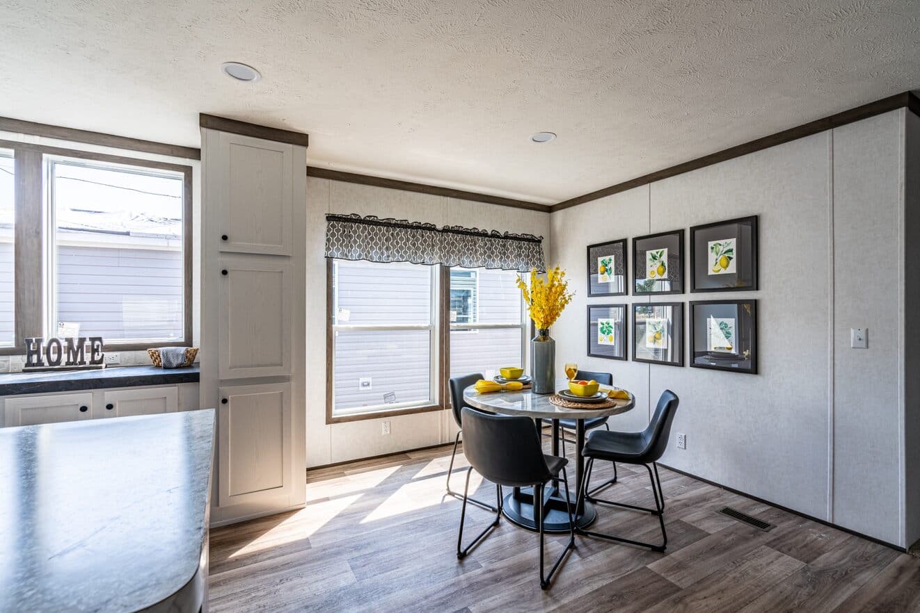 Entertainer 28764e interior home features