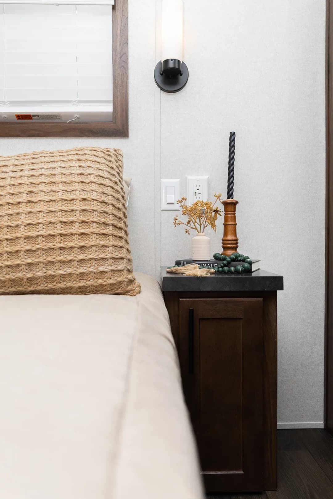 Lakeside 8113 bedroom home features