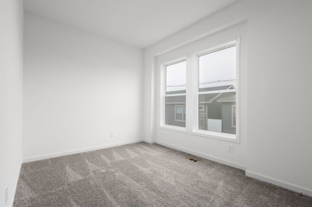 Pinecrest elite modular pgm5009-p bedroom home features