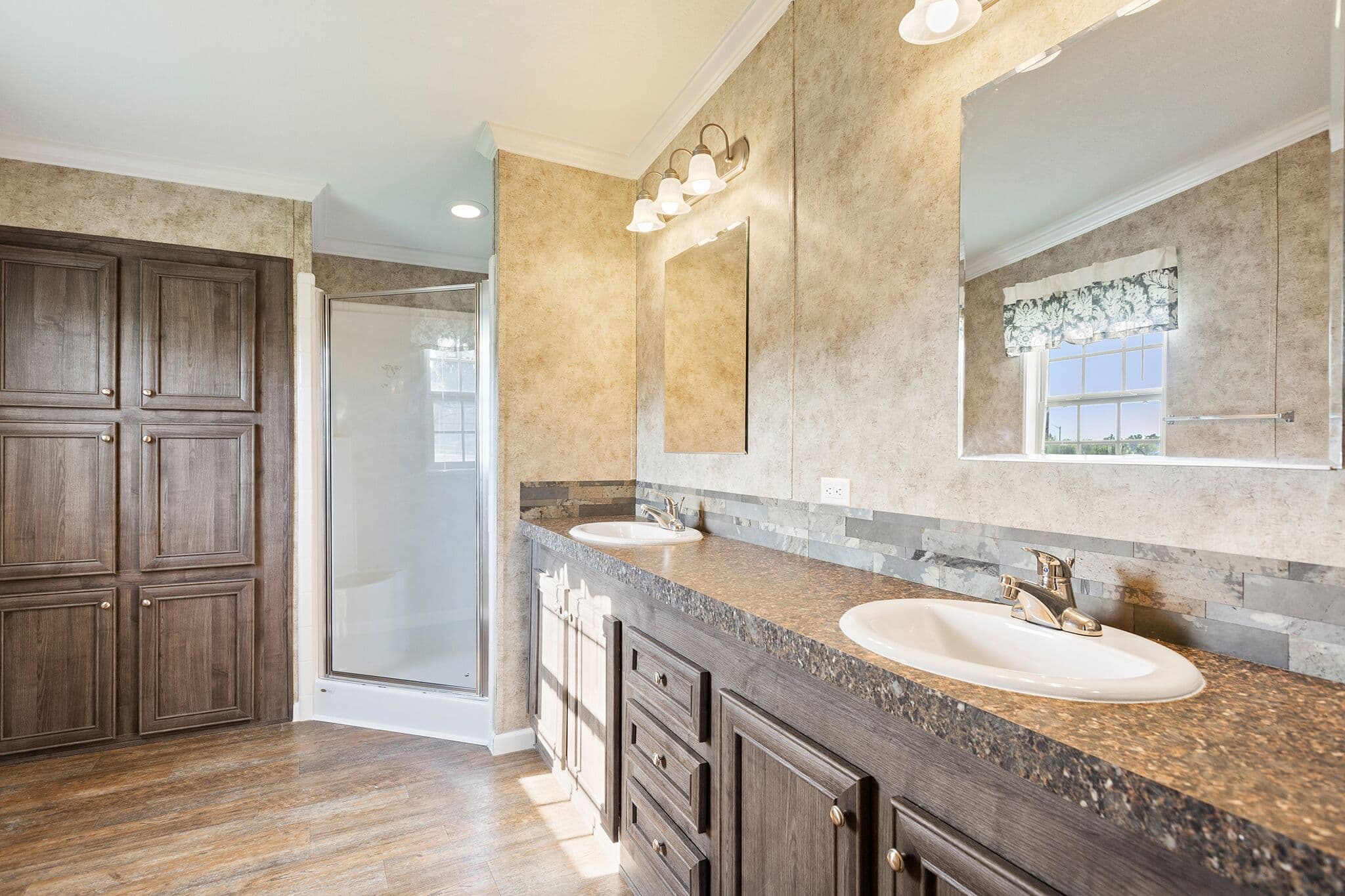 Taylor 2856 bathroom home features