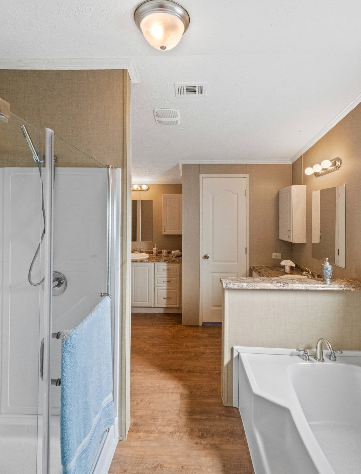 Ultra 18-wide h-18×80-32f bathroom home features