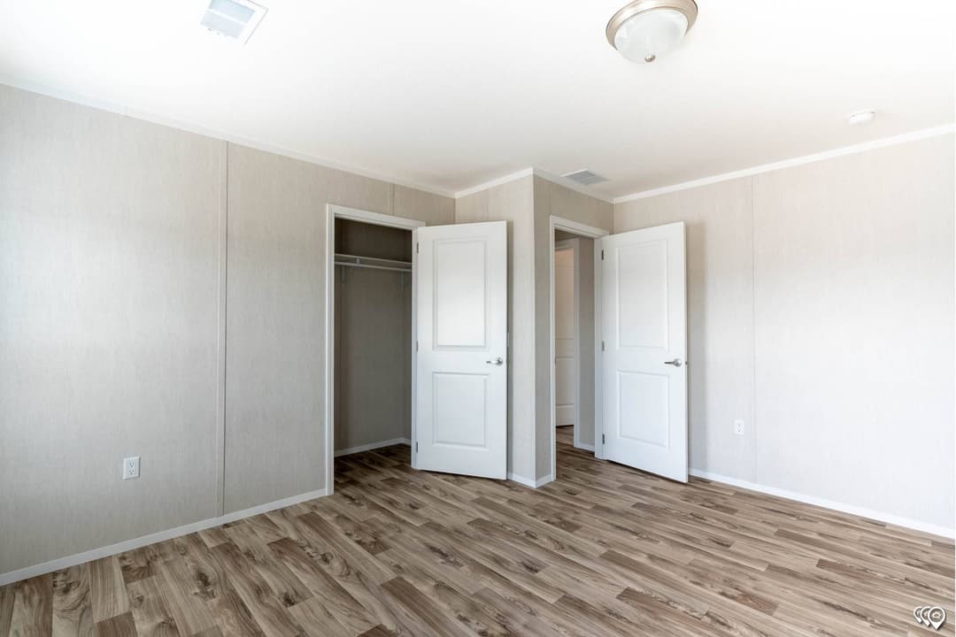 Arc3270-9002 bedroom home features