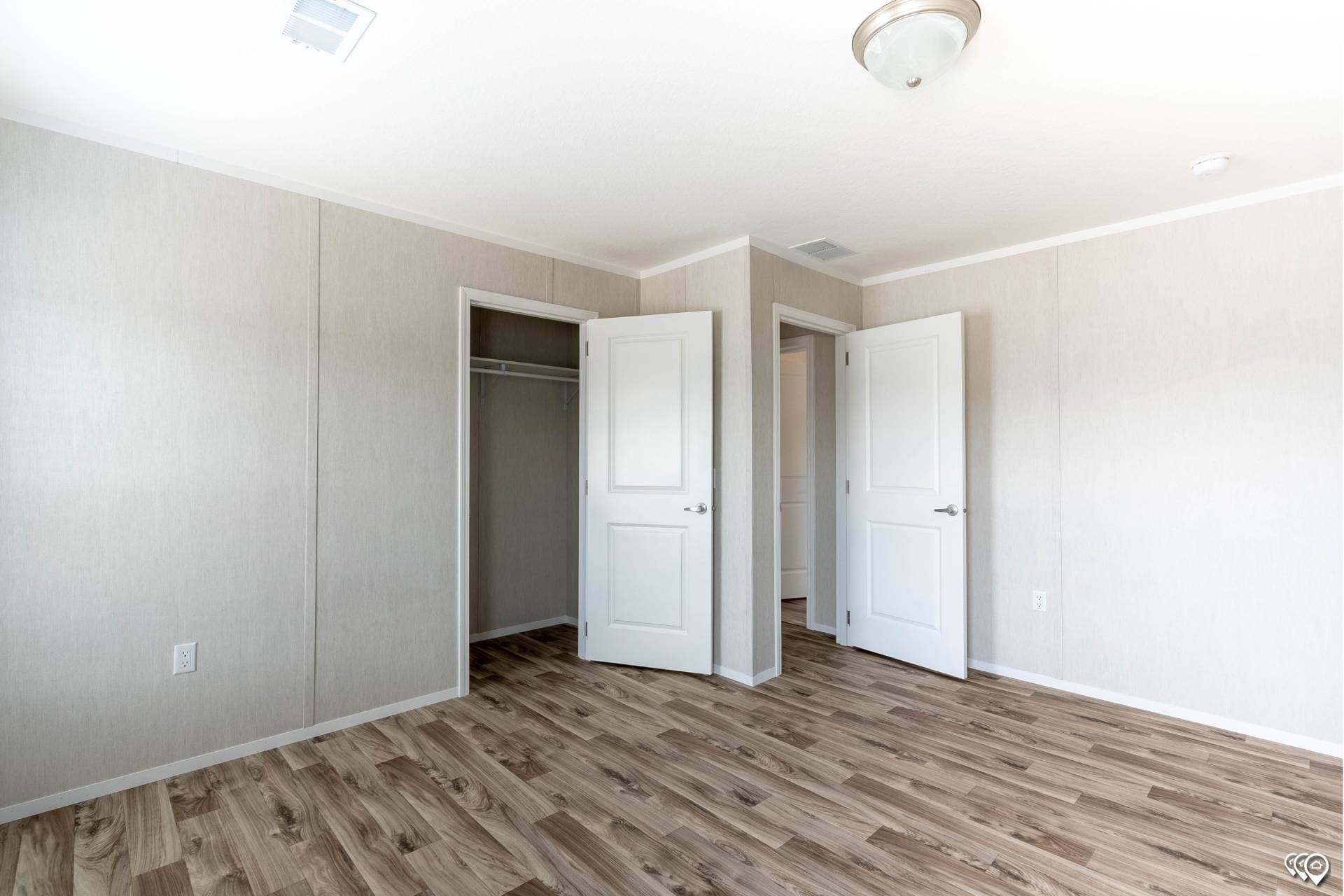 Arc3270-9002 bedroom home features