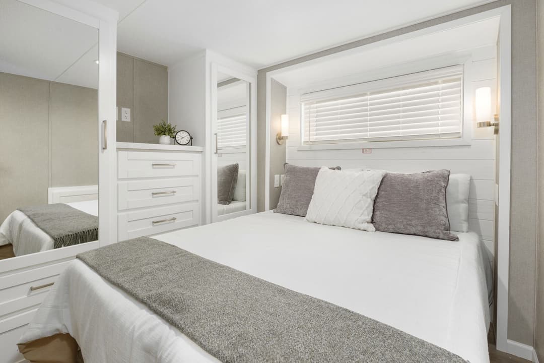 Island 6448p bedroom home features